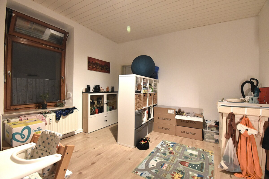 Durchgangszimmer - Vier-Zimmer-Wohnung plus Büro mit 2. Bad in guter Lage am Rande von Ohligs.