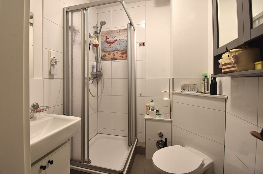 Duschbad - Vier-Zimmer-Wohnung plus Büro mit 2. Bad in guter Lage am Rande von Ohligs.