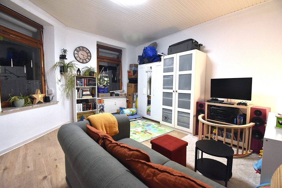 Wohnzimmer - Vier-Zimmer-Wohnung plus Büro mit 2. Bad in guter Lage am Rande von Ohligs.