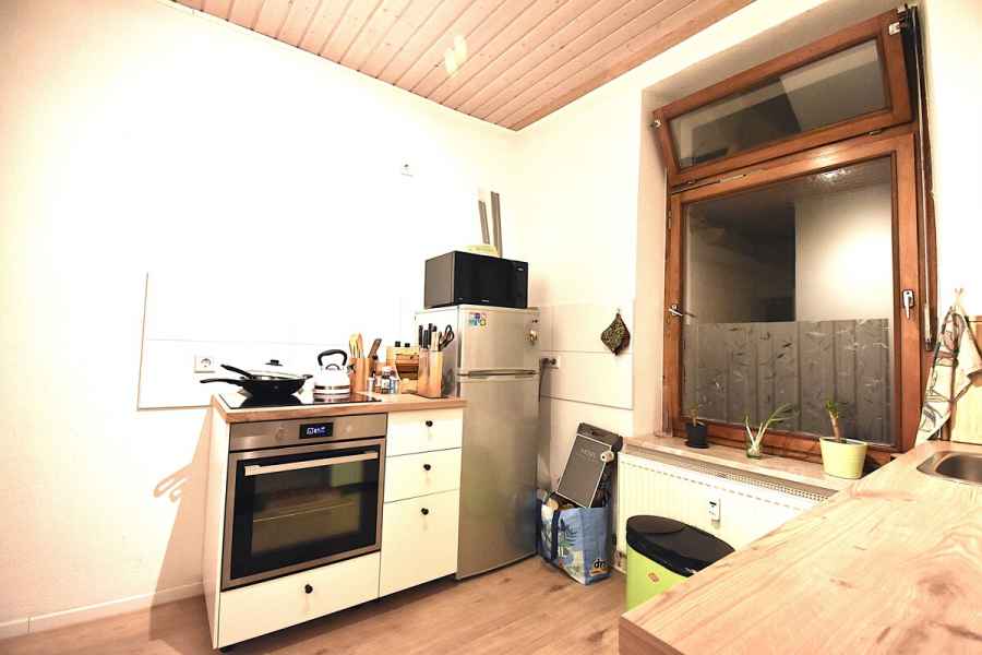 Küche 1 - Vier-Zimmer-Wohnung plus Büro mit 2. Bad in guter Lage am Rande von Ohligs.