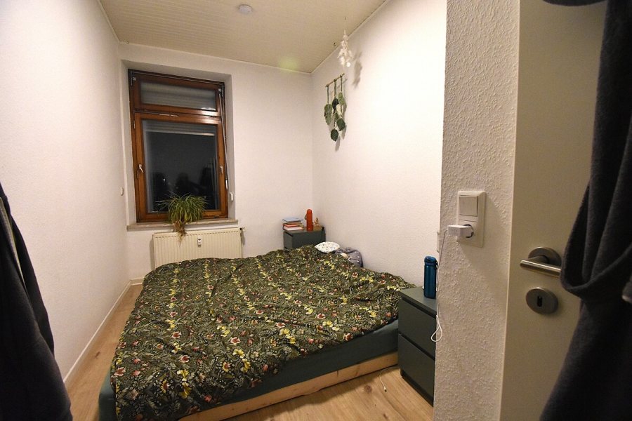 Schlafzimmer - Vier-Zimmer-Wohnung plus Büro mit 2. Bad in guter Lage am Rande von Ohligs.