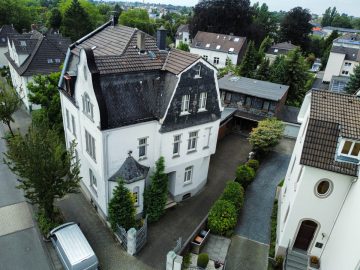 Charmantes Dreifamilienhaus mit sonnigem Baugrundstück, Werkstatt und Garagen., 42659 Solingen, Mehrfamilienhaus