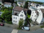 Charmantes Dreifamilienhaus mit sonnigem Baugrundstück, Werkstatt und Garagen. - Luftbildaufnahme