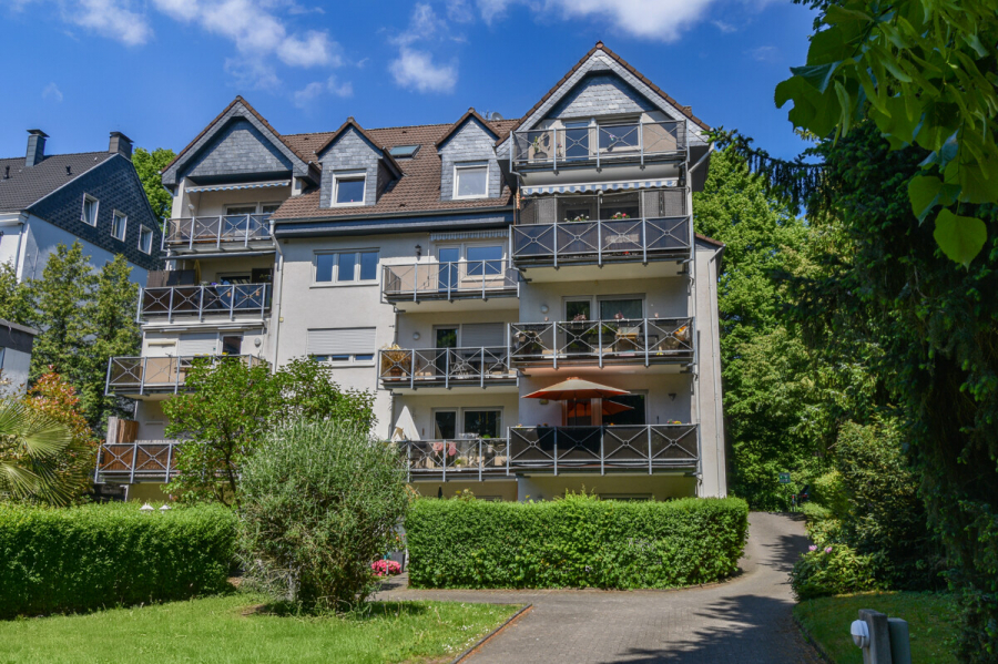 Rückwärtige Ansicht - Zwei-Zimmer-Wohnung mit Balkon in gepflegtem Mehrfamilienhaus – frisch renoviert. Bezugsfrei.
