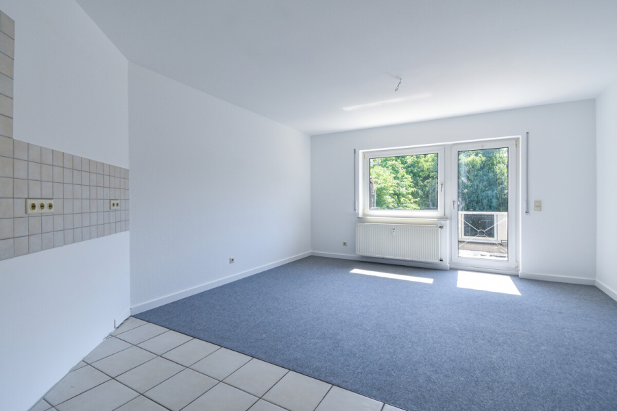 Wohn_Küche - Zwei-Zimmer-Wohnung mit Balkon in gepflegtem Mehrfamilienhaus – frisch renoviert. Bezugsfrei.