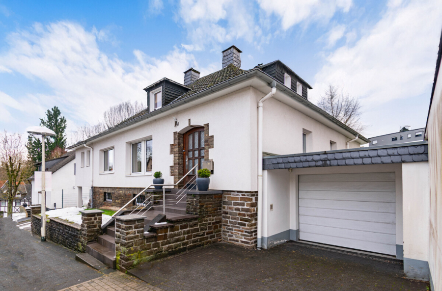 Titelbild - Ungewöhnlich vielseitig: Großzügiges Einfamilienhaus mit Charme, Optionen und Perspektive