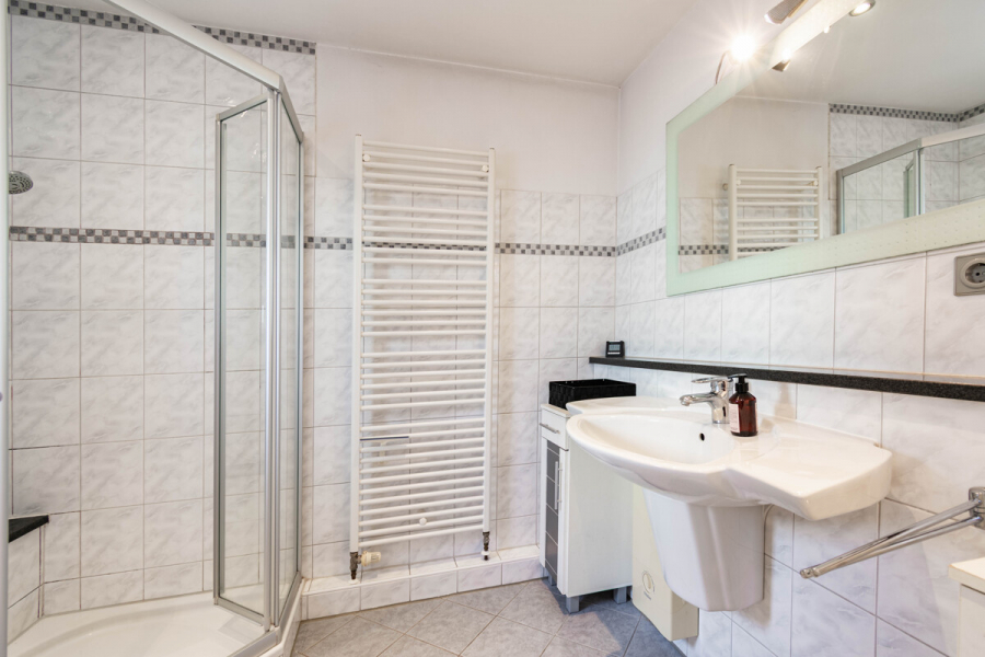 EG Bad 2 - Ungewöhnlich vielseitig: Großzügiges Einfamilienhaus mit Charme, Optionen und Perspektive