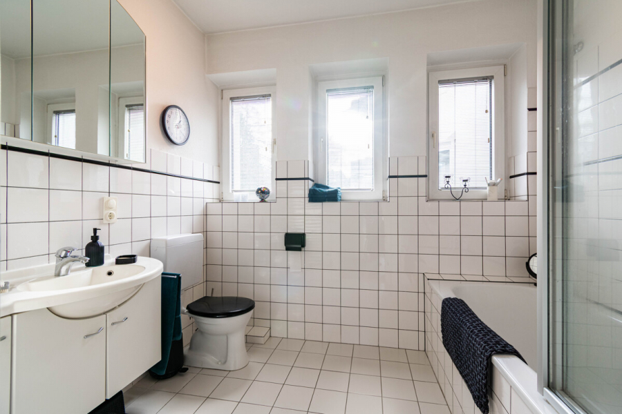 EG Bad 1 - Ungewöhnlich vielseitig: Großzügiges Einfamilienhaus mit Charme, Optionen und Perspektive