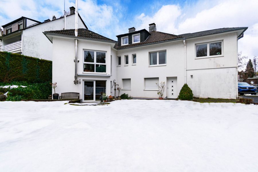 Rückansicht - Ungewöhnlich vielseitig: Großzügiges Einfamilienhaus mit Charme, Optionen und Perspektive