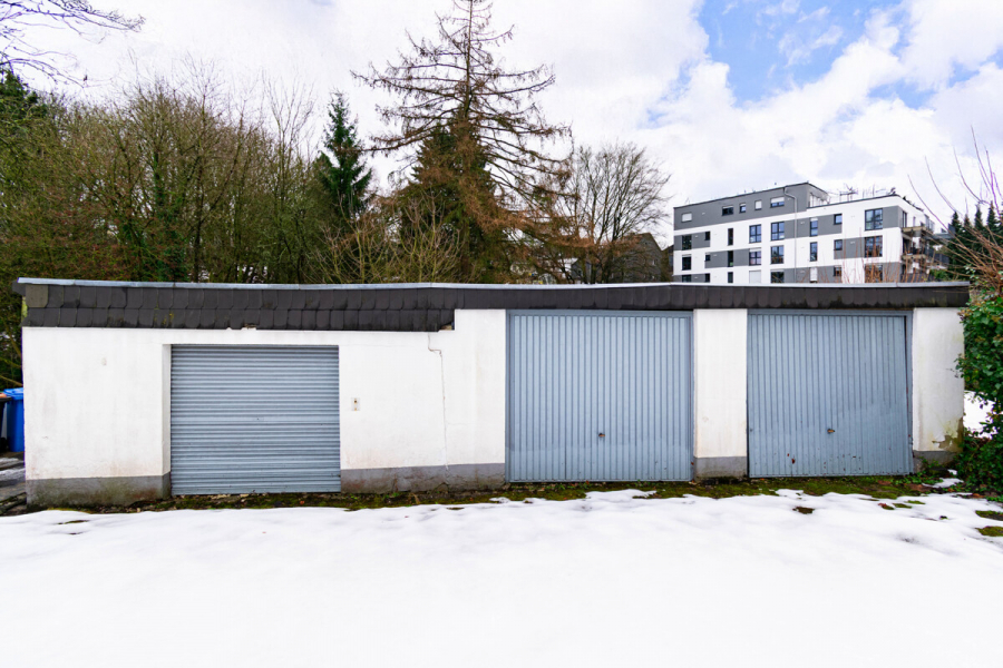 Garagen im Hof - Ungewöhnlich vielseitig: Großzügiges Einfamilienhaus mit Charme, Optionen und Perspektive
