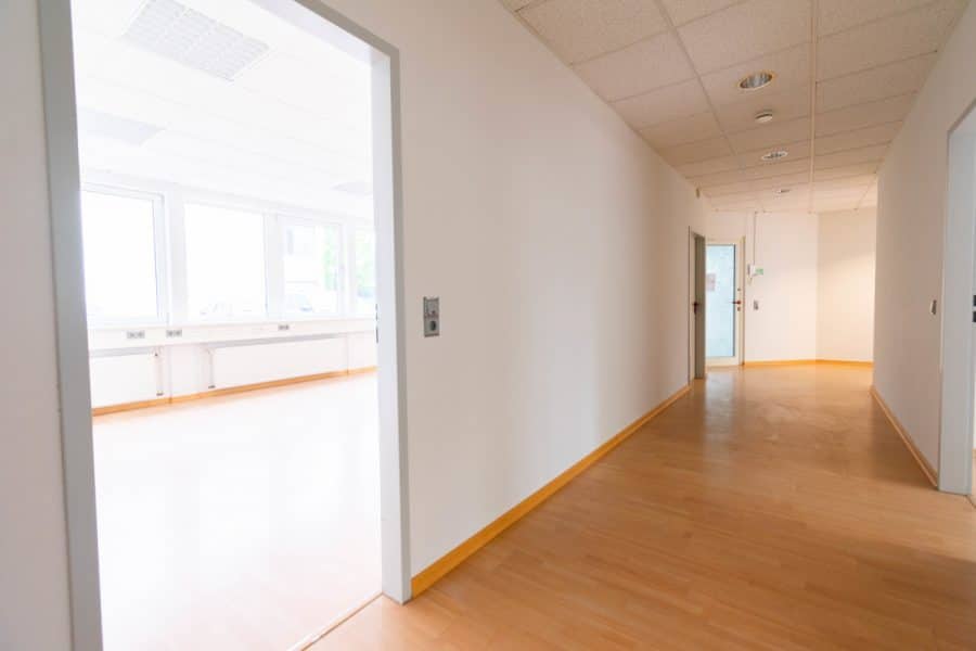 Ihr neues Büro im Düsseldorfer Süden! Perfekt gelegen und individuell gestaltbar im Erdgeschoss. - Flur