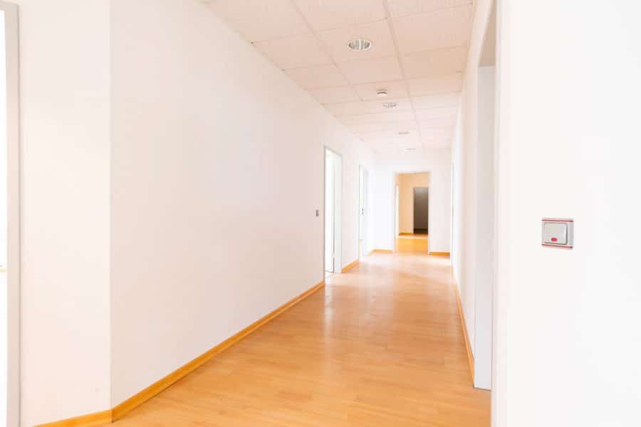 Ihr neues Büro im Düsseldorfer Süden! Perfekt gelegen und individuell gestaltbar im Erdgeschoss. - Gang zum hinteren Bereich