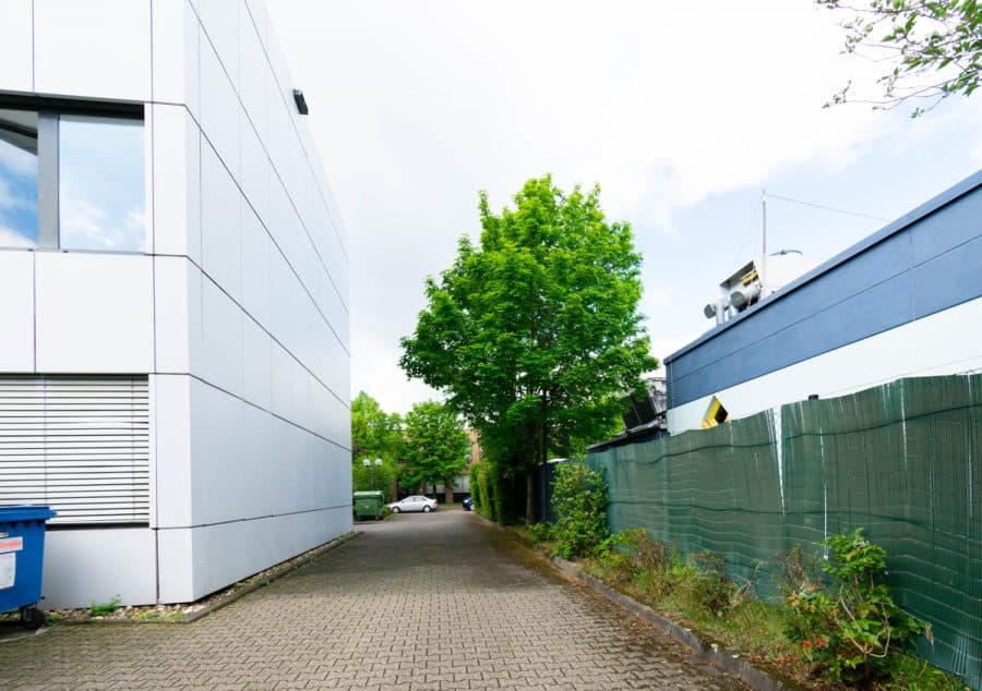 Ihr neues Büro im Düsseldorfer Süden! Perfekt gelegen und individuell gestaltbar im Erdgeschoss. - Auffahrt Rtg. Straße