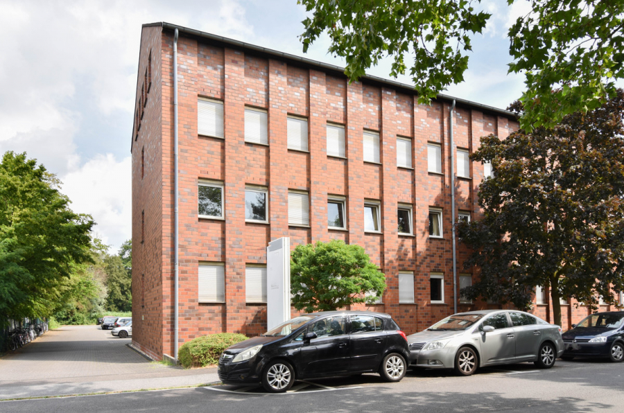 Vorderansicht_Einfahrt 2 - Ab Januar 2026. Bürofläche im 2. OG. Fahrstuhl. Perfekt gelegen im Hildener Gewerbegebiet.