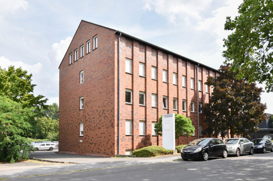 Vorderansicht_Einfahrt - Ab Januar 2026. Bürofläche im 2. OG. Fahrstuhl. Perfekt gelegen im Hildener Gewerbegebiet.