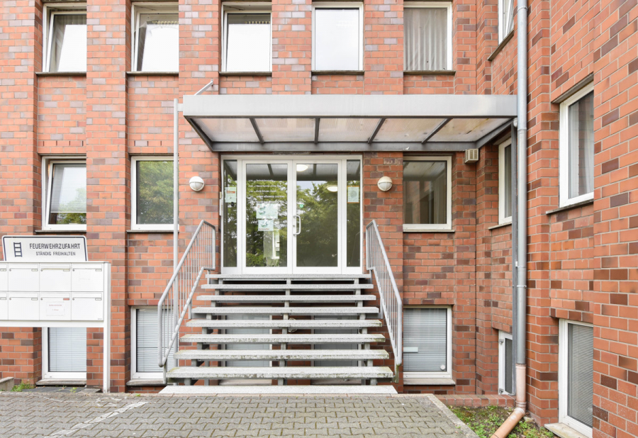 Haupteingang - Ab Januar 2026. Bürofläche im 2. OG. Fahrstuhl. Perfekt gelegen im Hildener Gewerbegebiet.