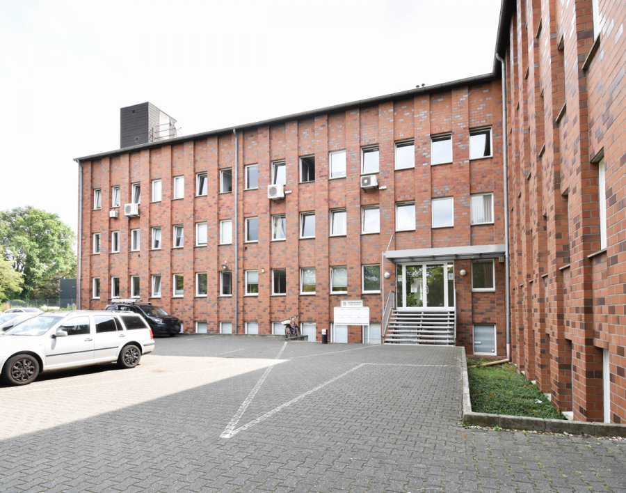 Innenhof _Haupteingang - Ab Januar 2026. Bürofläche im 2. OG. Fahrstuhl. Perfekt gelegen im Hildener Gewerbegebiet.