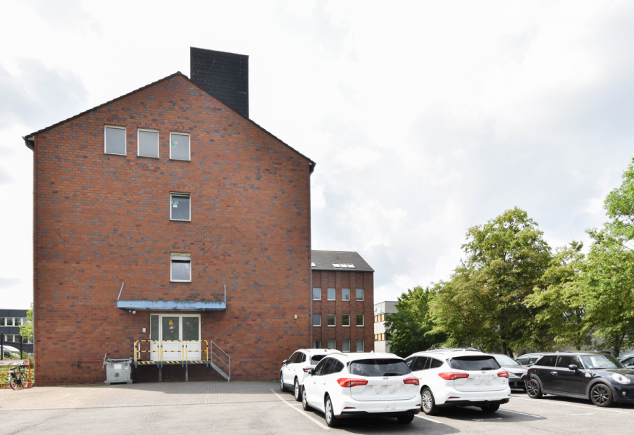 Rückansicht_Parkplatz - Ab Januar 2026. Bürofläche im 2. OG. Fahrstuhl. Perfekt gelegen im Hildener Gewerbegebiet.