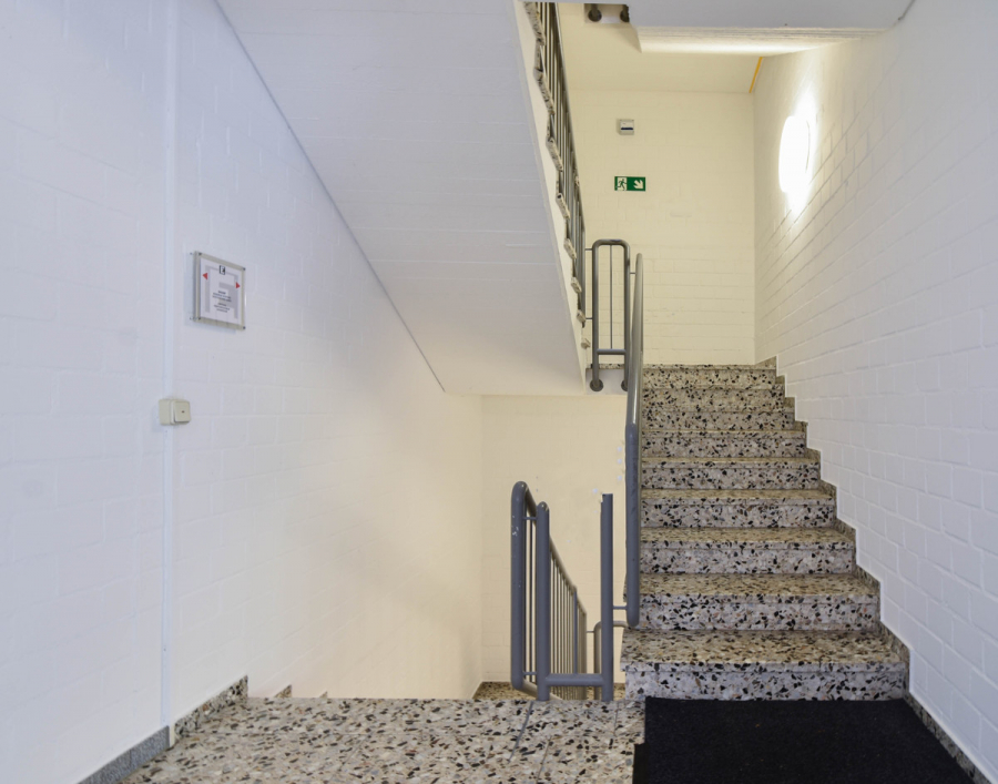 Treppenhaus - Ab Januar 2026. Bürofläche im 2. OG. Fahrstuhl. Perfekt gelegen im Hildener Gewerbegebiet.