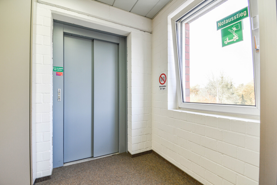 Aufzug - Ab Januar 2026. Bürofläche im 2. OG. Fahrstuhl. Perfekt gelegen im Hildener Gewerbegebiet.