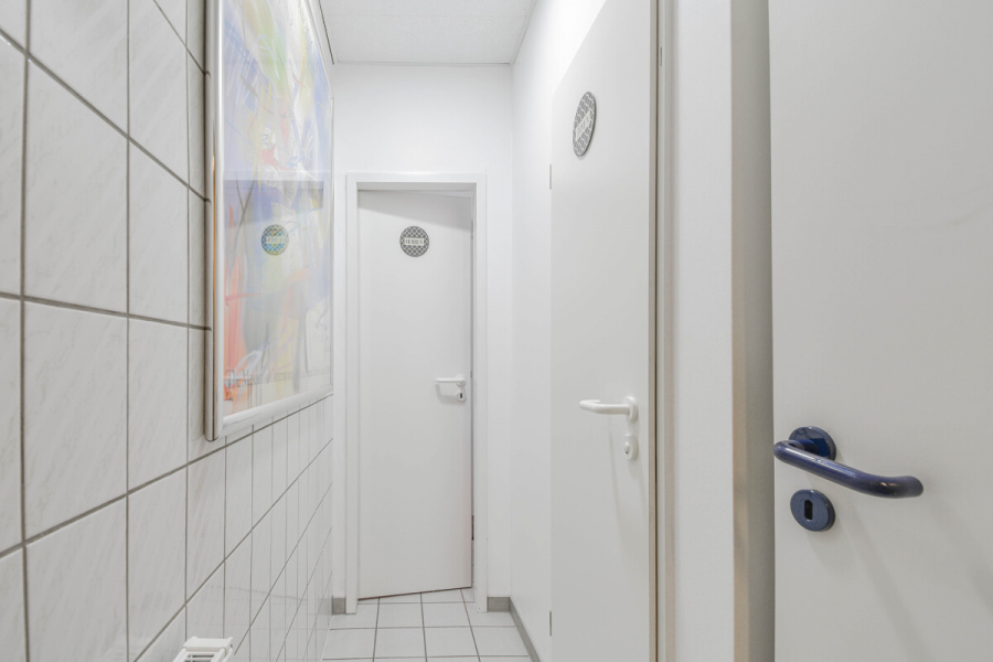 Getrennte WC-Anlagen - Ab Januar 2026. Bürofläche im 2. OG. Fahrstuhl. Perfekt gelegen im Hildener Gewerbegebiet.