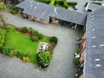 Mitten in Königsdorf. Besonders Wohnen auf 73 m² plus Garten. - Luftaufnahme Hofseite